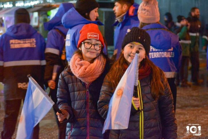 En vísperas de los 101 años de la ciudad, la plaza Almirante Brown se convirtió en peatonal con comercios abiertos y carritos de comida. Vecinos y vecinas participaron de esta jornada que contó con récord de comercios inscriptos.