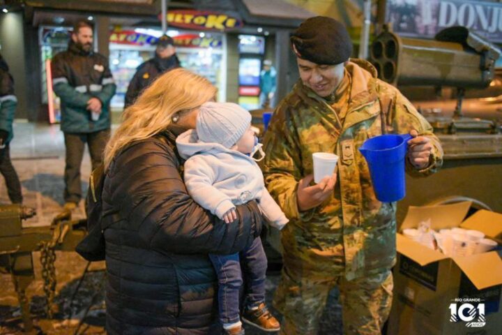 En vísperas de los 101 años de la ciudad, la plaza Almirante Brown se convirtió en peatonal con comercios abiertos y carritos de comida. Vecinos y vecinas participaron de esta jornada que contó con récord de comercios inscriptos.