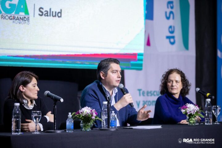 Se desarrolló este jueves la jornada de capacitación ‘Hablemos de Bullying’, la cual estuvo a cargo de la reconocida licenciada en Psicopedagogía y presidenta de la Asociación Civil ‘Libres de Bullying’, María Zysman; actividad que acompañó la presentación oficial del Programa Municipal de Salud Mental.