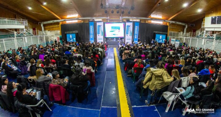 Se desarrolló este jueves la jornada de capacitación ‘Hablemos de Bullying’, la cual estuvo a cargo de la reconocida licenciada en Psicopedagogía y presidenta de la Asociación Civil ‘Libres de Bullying’, María Zysman; actividad que acompañó la presentación oficial del Programa Municipal de Salud Mental.