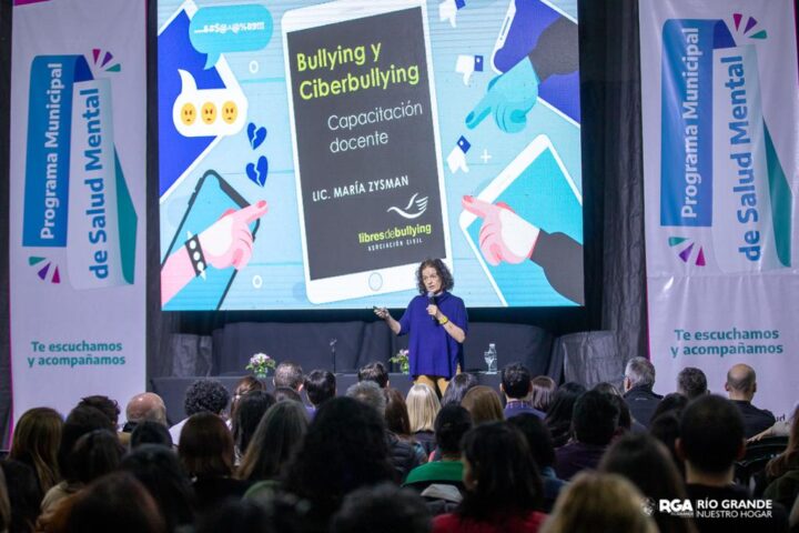 Se desarrolló este jueves la jornada de capacitación ‘Hablemos de Bullying’, la cual estuvo a cargo de la reconocida licenciada en Psicopedagogía y presidenta de la Asociación Civil ‘Libres de Bullying’, María Zysman; actividad que acompañó la presentación oficial del Programa Municipal de Salud Mental.