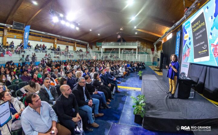 Se desarrolló este jueves la jornada de capacitación ‘Hablemos de Bullying’, la cual estuvo a cargo de la reconocida licenciada en Psicopedagogía y presidenta de la Asociación Civil ‘Libres de Bullying’, María Zysman; actividad que acompañó la presentación oficial del Programa Municipal de Salud Mental.