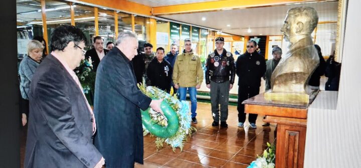 Como cierre de este homenaje y ya dentro del complejo, las autoridades presentes realizaron el depósito de una ofrenda floral ante el busto del General José de San Martín y realizaron un minuto de silencio en su memoria.