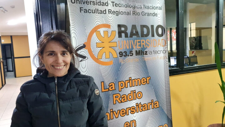 Marcela Argüello en la actualidad visitando los estudios de Radio Universidad.