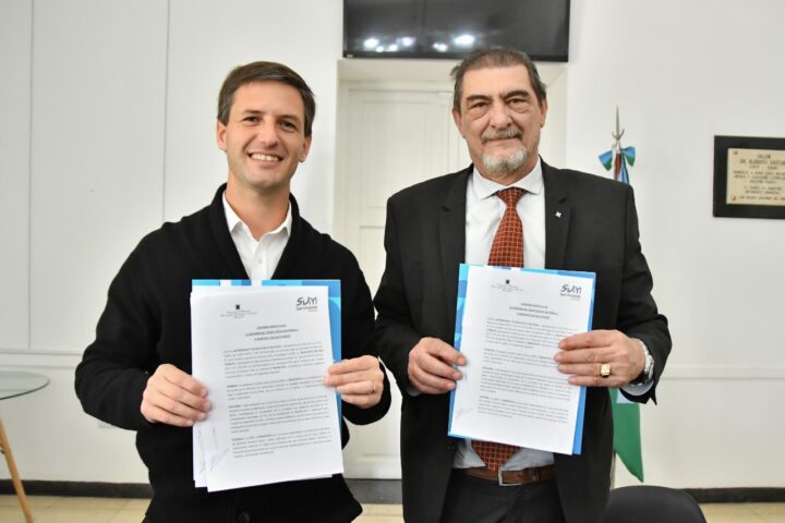 El profesor Nicolás Mantegazza, intendente de San Vicente; y el ingeniero Rubén Soro, Rector de la UTN, durante la firma del convenio.