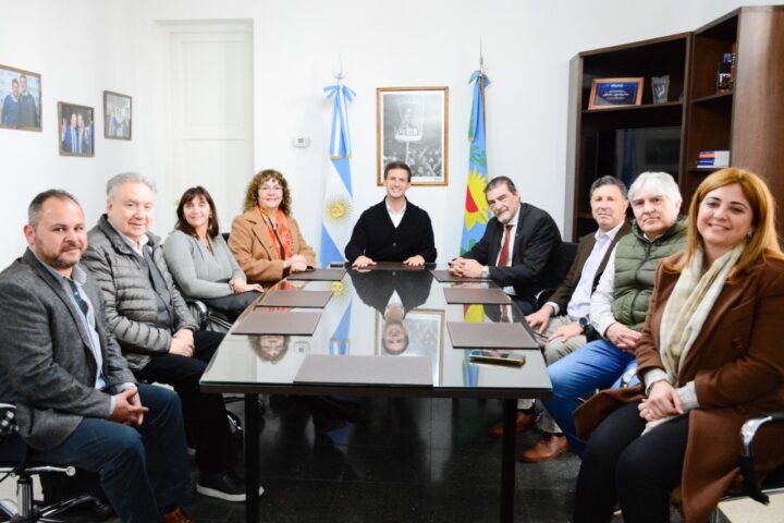 En el encuentro estuvieron presentes el profesor Nicolás Mantegazza, intendente de San Vicente, el ingeniero Rubén Soro, Rector de la UTN, el ingeniero Mario Ferreyra de la Secretaría de Políticas Institucionales y Decano de la FRTDF, la Mg. ingeniera Liliana Cuenca Pletsch, secretaria de Académica y Posgrado, el ingeniero Pablo Rosso de Consejo Superior, el ingeniero Ramón Aranda de Dirección de Acción Social de la UTN (DASUTEN) y la doctora Julieta Rozenhauz de la Secretaría Académica.