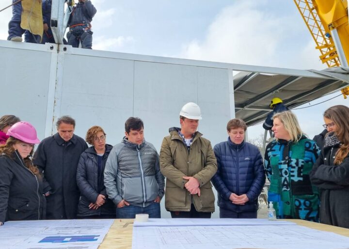 “Las obras en Tierra del Fuego son para los próximos 40 años y con una inversión de casi 25 mil millones de pesos”, afirmó el ministro de Obras Públicas de Nación, Gabriel Katopodis en el marco de su recorrida por la obra de Defensa y Paseo Costero. Estuvo acompañado por la ministra de las Mujeres, Géneros y Diversidad, Elizabeth Gómez Alcorta; el intendente Martín Pérez, el gobernador Gustavo Melella y el intendente de Tolhuin, Daniel Harrington.