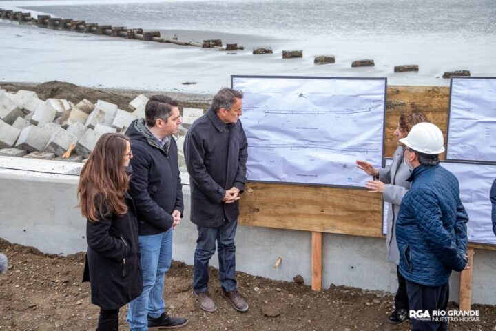 El ministro de Obras Públicas de Nación, Gabriel Katopodis; y la ministra de Mujeres, Géneros y Diversidad nacional, Elizabeth Gómez Alcorta; llegaron este martes a Río Grande para presentar el Plan Nacional de Obras Públicas para la provincia de Tierra del Fuego, recorrer obras e inaugurar el Centro Integral de la Mujer.