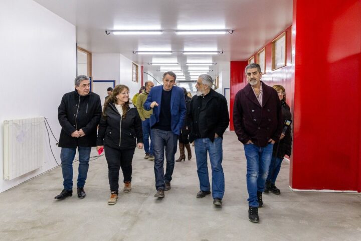 El jefe de Gabinete de la Municipalidad de Ushuaia, Omar Becerra, y la secretaria de Planificación e Inversión Pública, Gabriela Muñiz Siccardi, recorrieron junto al ministro de Obras Públicas de la Nación, Gabriel Katopodis, la obra de ampliación de la Universidad Nacional Tierra del Fuego (UNTDF).