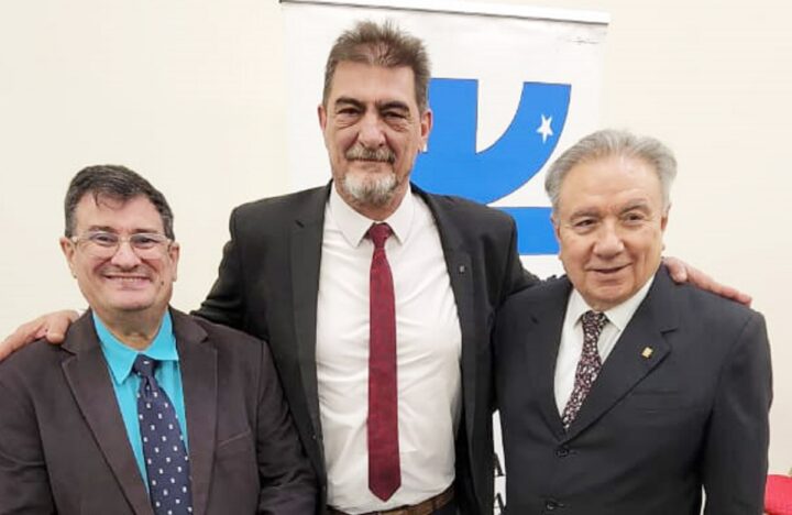 El Rector Rubén Soro, en este marco, puso en funciones a los reelectos Decano y Vicedecano de la Facultad Regional Tierra del Fuego de la UTN, ingenieros Mario Ferreyra y Francisco Álvarez, respectivamente, en una sencilla y humilde ceremonia académica.