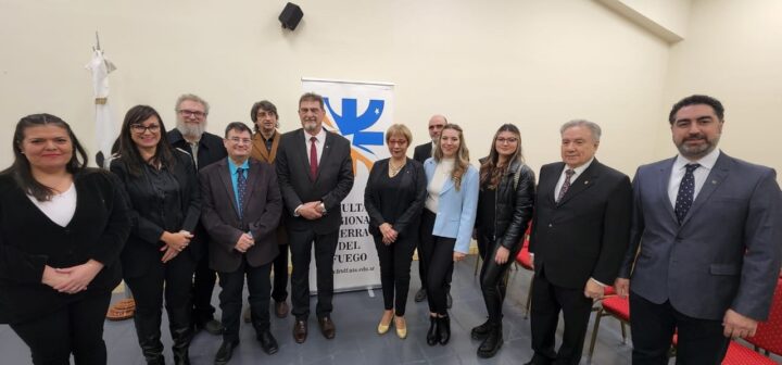 En el marco de los 40 años de la creación de la Universidad Tecnológica Nacional en Tierra del Fuego, Rector Rubén Soro puso en funciones a los reelectos Decano y Vicedecano de la Facultad Regional Tierra del Fuego de la UTN, ingenieros Mario Ferreyra y Francisco Álvarez, respectivamente, en una sencilla y humilde ceremonia académica.