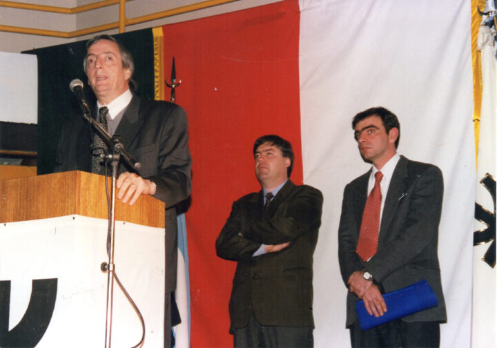 El presidente Néstor Kirchner visita la Unidad Académica Río Grande de la Universidad Tecnológica Nacional. Escuchan atentamente el entonces Vicegobernador de la Provincia, contador Daniel Gallo y el licenciado Fabio Seleme.