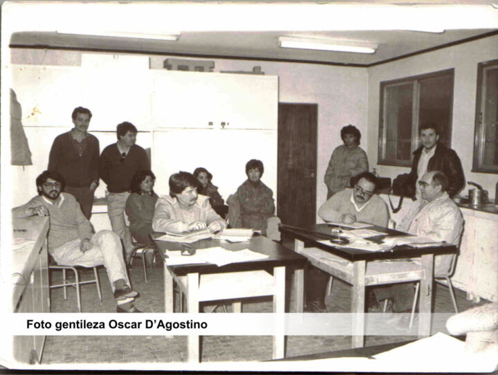 Otra imagen histórica del ingeniero Galaor Urcelay en una mesa de trabajo en el Departamento Carreras Tecnológicas. (Foto Oscar D’Agostino).