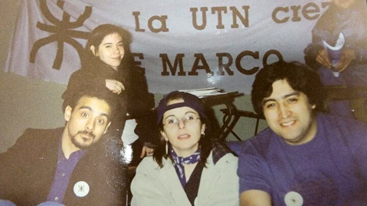 Daniela Miquelestorena flanqueada por sus compañeros estudiantes de la UTN en la década de los ’90. Era Licenciada en Psicología oriunda de Campana, Provincia Buenos Aires y había llegado a la ciudad de Río Grande a principios de la década del 90. Hoy queda, de su vida y su labor, su recuerdo y huella entre nosotros. Su presencia perdurará a través de las personas que ayudó a formar como profesional, en sus amigos que no dejarán de quererla y en sus dos hijos que tanto amó.