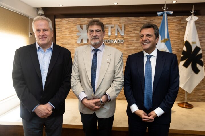 El Rector de la UTN, Ing. Rubén Soro, flanqueado por los ministros Sergio Massa y Jaime Perczyk.