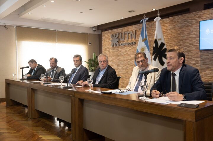 Encuentro de autoridades de las Universidades Nacionales con los ministros de Educación Jaime Perczyk y Economía Sergio Massa en la UTN.