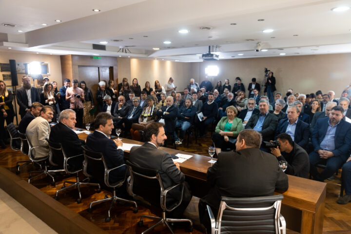 Encuentro de autoridades de las Universidades Nacionales con los ministros de Educación Jaime Perczyk y Economía Sergio Massa en la UTN.