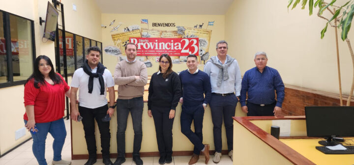 Los visitantes junto al director de ambos medios, Alberto Centurión y Lorena Vera Hernández, locutora de la emisora.