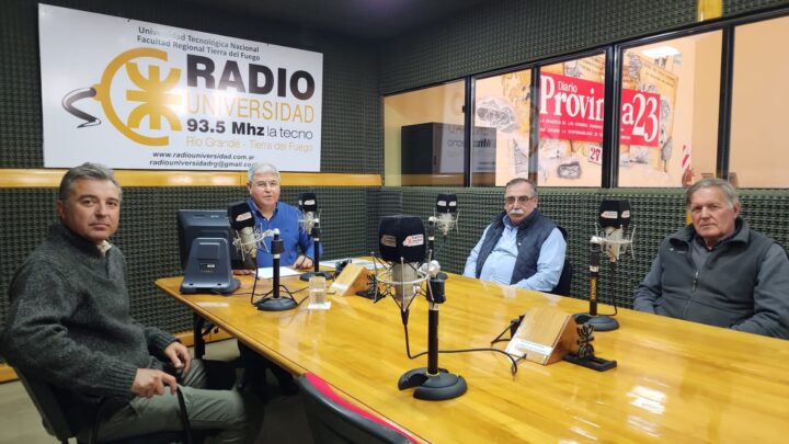 Durante el fin de semana en ‘La Oveja Negra’ de esta ciudad se realizó la séptima Exposición, Jura y Remate de bovinos Hereford, de la que participaron el Gerente de Hereford Argentina Juan Aloé, Marcelino Díaz, Director del Distrito 14 de la Sociedad Rural Argentina, David Thomson, inspector de Hereford y Juan Maas quien fue el jurado de la clasificación y durante su estadía en la provincia visitaron los estudios de Radio Universidad 93.5, y Provincia 23 para analizar la realidad de la raza Hereford en la Patagonia.