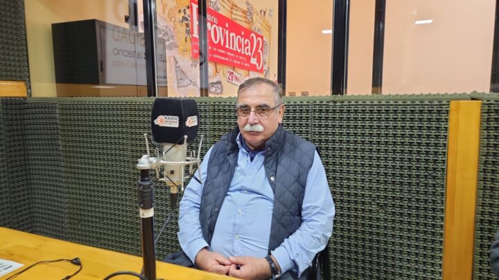 Durante el fin de semana en ‘La Oveja Negra’ de esta ciudad se realizó la séptima Exposición, Jura y Remate de bovinos Hereford, de la que participaron el Gerente de Hereford Argentina Juan Aloé, Marcelino Díaz, Director del Distrito 14 de la Sociedad Rural Argentina, David Thomson, inspector de Hereford y Juan Maas quien fue el jurado de la clasificación y durante su estadía en la provincia visitaron los estudios de Radio Universidad 93.5, y Provincia 23 para analizar la realidad de la raza Hereford en la Patagonia.