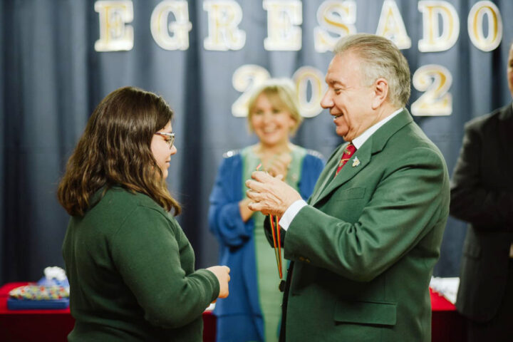 El ingeniero Ferreyra destacó a la alumna Gabriela Sánchez Álvarez de Primera A, quien obtuvo promedio absoluto 10 en todas sus notas en los exámenes de cursada.