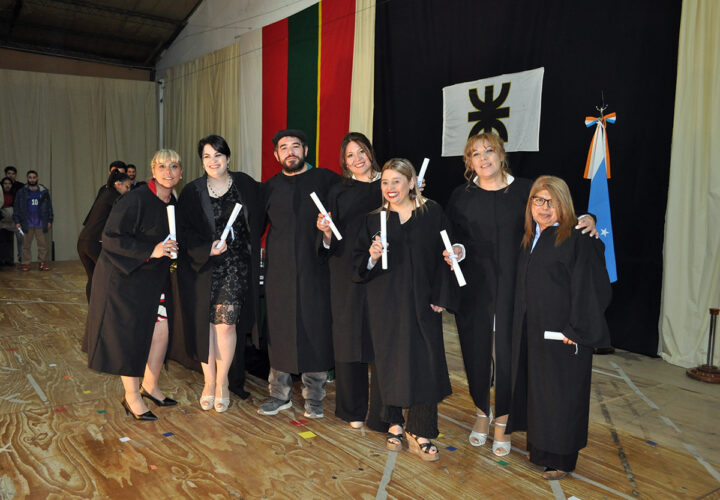 Más graduados en el acto por la XXXII Colación de Grado.