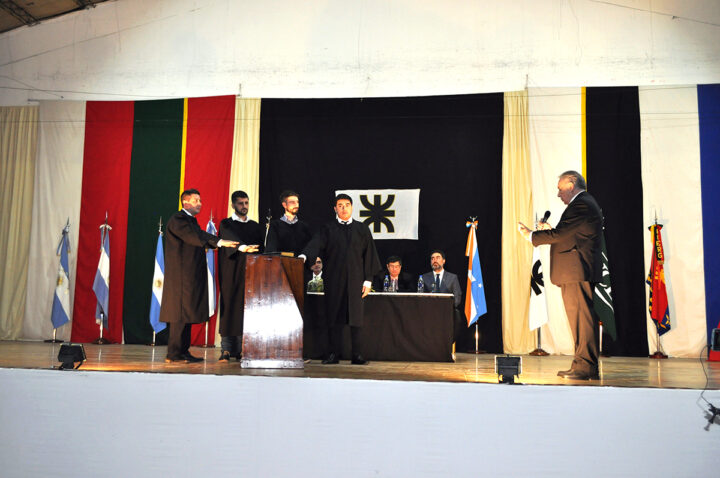 El ingeniero Mario Ferreyra toma juramento a los nuevos graduados.