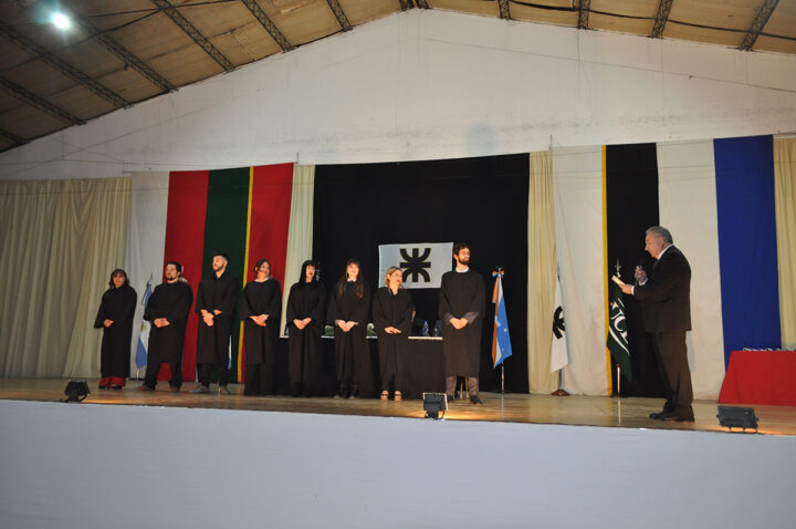 La Universidad Tecnológica Nacional, Facultad Regional Tierra del Fuego, llevó a cabo el XXXII acto de Colación de Grado. En la oportunidad también recibieron sus diplomas los Ingenieros Pesqueros recibidos en la Extensión Áulica Ushuaia y los flamantes Licenciados en Administración y Gestión de Instituciones de Nivel Superior. La ceremonia contó con gran acompañamiento de la comunidad universitaria, familiares y amigos.