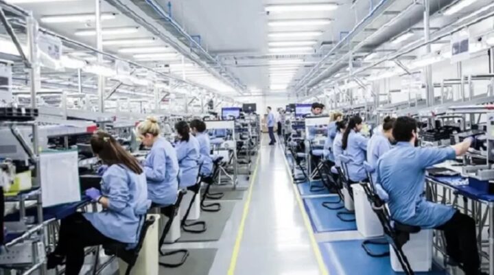 La industria debió acordar una reducción de la producción, que significa menos fuentes de trabajo y menos actividad económica, y en el comercio minorista afectó la falta de productos terminados para ofrecer a sus clientes, por algún componente que no llega del exterior.