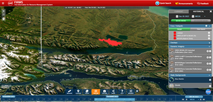 Según imágenes de un satélite de la NASA el incendio ya abarcaba una longitud y una anchura superior al lago Yehuin.