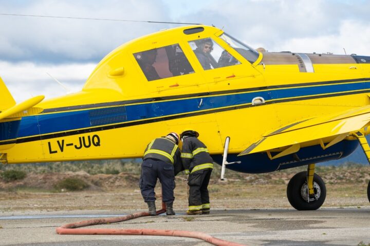 Uno de los aviones hidrantes es recargado con agua por parte de los bomberos en la lucha contra el incendio en el Corazón de la Isla.