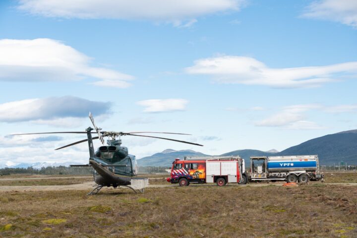Los 2 helicópteros con helibalde y los 3 aviones hidrantes están desarrollando un trabajo intenso como parte de los distintos dispositivos que se llevan adelante para combatir el fuego.