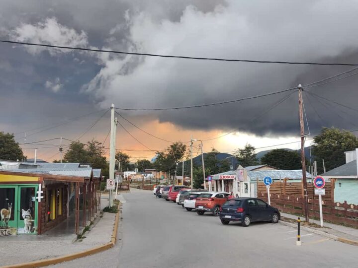 El fuego se puede apreciar desde la ciudad de Tolhuin. (Foto Voces Fueguinas).