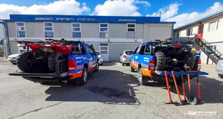 El Municipio de Río Grande dispuso enviar hacia la zona afectada equipamiento, camionetas y cuatriciclos 4x4 sumado a personal de defensa civil municipal. Este despliegue de recursos logísticos se realiza para colaborar con la Provincia y con Nación en el operativo para combatir el incendio que afecta a la Reserva Corazón de la Isla.