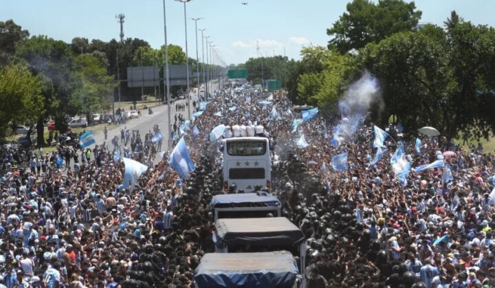 La gente que esperó a la Selección desde la 9 de Julio y 25 de Mayo