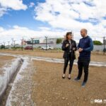 El municipio de Río Grande  avanza en la instalación del sistema de drenaje de la nueva cancha de césped sintético