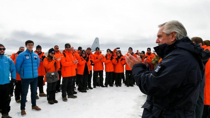 El presidente Alberto Fernández realizó este miércoles un viaje histórico a la Base Marambio de la Antártida, a la que consideró "un enclave vital de la soberanía territorial y política" de la Argentina y donde reafirmó el compromiso de su Gobierno en la "conservación del ecosistema antártico" y en la defensa de los recursos estratégicos de ese continente.