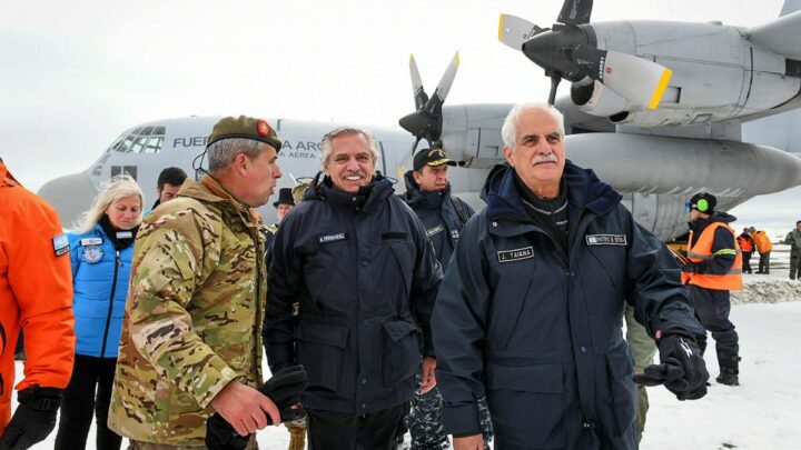 El presidente Alberto Fernández realizó este miércoles un viaje histórico a la Base Marambio de la Antártida, a la que consideró "un enclave vital de la soberanía territorial y política" de la Argentina y donde reafirmó el compromiso de su Gobierno en la "conservación del ecosistema antártico" y en la defensa de los recursos estratégicos de ese continente.