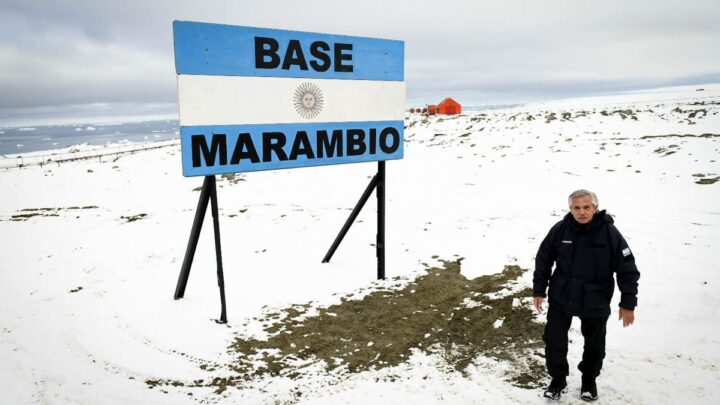 El presidente Alberto Fernández realizó este miércoles un viaje histórico a la Base Marambio de la Antártida, a la que consideró "un enclave vital de la soberanía territorial y política" de la Argentina y donde reafirmó el compromiso de su Gobierno en la "conservación del ecosistema antártico" y en la defensa de los recursos estratégicos de ese continente.