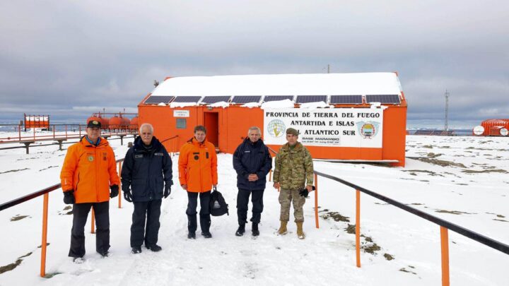 El presidente Alberto Fernández realizó este miércoles un viaje histórico a la Base Marambio de la Antártida, a la que consideró "un enclave vital de la soberanía territorial y política" de la Argentina y donde reafirmó el compromiso de su Gobierno en la "conservación del ecosistema antártico" y en la defensa de los recursos estratégicos de ese continente.