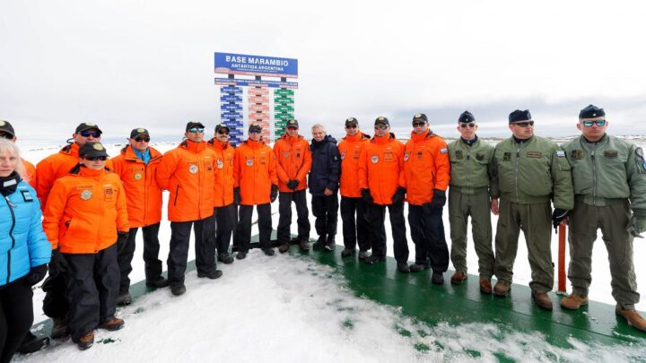 El presidente Alberto Fernández realizó este miércoles un viaje histórico a la Base Marambio de la Antártida, a la que consideró "un enclave vital de la soberanía territorial y política" de la Argentina y donde reafirmó el compromiso de su Gobierno en la "conservación del ecosistema antártico" y en la defensa de los recursos estratégicos de ese continente.