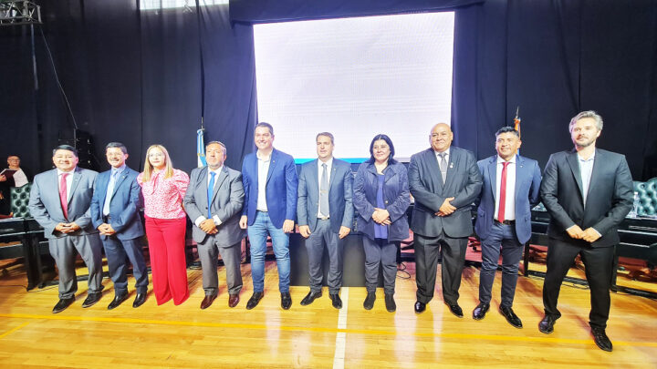 Tras la finalización del acto, el intendente Pérez junto al Cuerpo de Concejales.