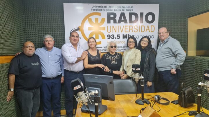 Con motivo de cumplirse ayer 119 años de permanencia argentina en la Antártida, visitaron los estudios de Radio Universidad 93.5 y Provincia 23 la señora Marisa de las Nieves Delgado, la primera mujer nacida en el continente blanco, hija de Juana Benítez, que acompañó a su marido en una campaña antártica y tuvo a su hija en la Base Esperanza, en 1978, y se sumó también a la visita a la provincia. Acompañó el ex Director de Antártida. Alejandro Bertotto.