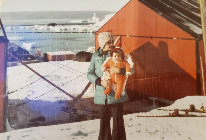 Juana Benítez, acompañó a su marido en una campaña antártica y tuvo a su hija en la Base Esperanza, en 1978, convirtiéndose así en la primera mujer y la primera argentina nacida en el Continente blanco.