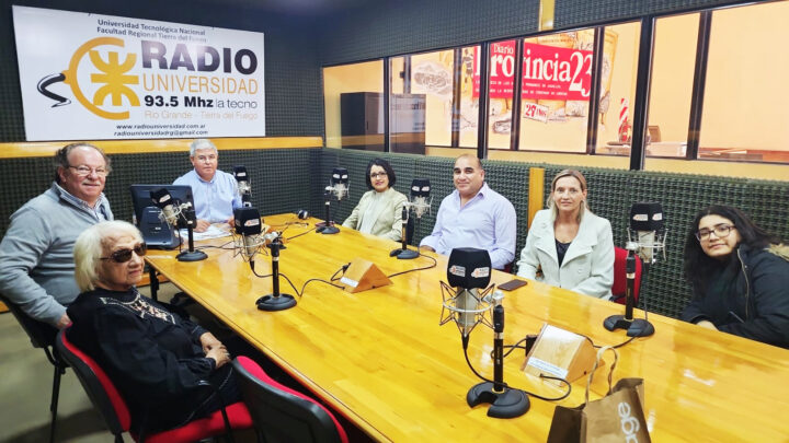 Con motivo de cumplirse ayer 119 años de permanencia argentina en la Antártida, visitaron los estudios de Radio Universidad 93.5 y Provincia 23 la señora Marisa de las Nieves Delgado, la primera mujer nacida en el continente blanco, hija de Juana Benítez, que acompañó a su marido en una campaña antártica y tuvo a su hija en la Base Esperanza, en 1978, y se sumó también a la visita a la provincia.