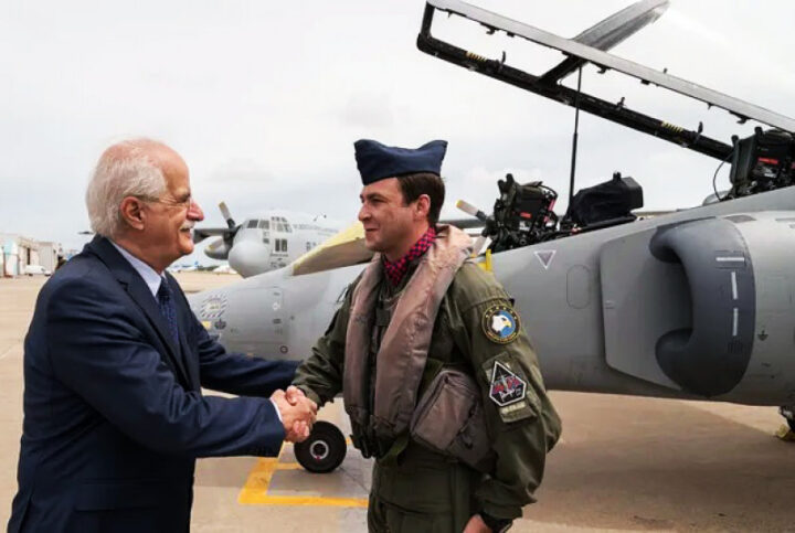 El ministro de Defensa, Jorge Taiana, presentó junto al jefe de la Fuerza Aérea Argentina, el brigadier General Xavier Isaac, las aeronaves Hércules C-130 y IA 63 Pampa III – Bloque II para incorporar a esa dependencia militar y anunció que movilizará otras unidades al Sur del país, frente a las Islas Malvinas.