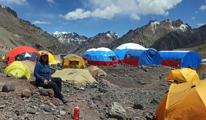 Luego de haber practicado senderismo y caminatas por los diversos paisajes fueguinos, Tania Sandoval de 35 años, empleada de la UTN en Río Grande, se animó a experimentar una escalada de alta montaña y logró hacer cumbre en los 6.962 msnm (Metros sobre el nivel del mar) el 24 de enero. “Fue una experiencia increíble” señaló. Ya había tenido una experiencia cuando se enfrentó al Lanín, que es un estratovolcán considerado activo.