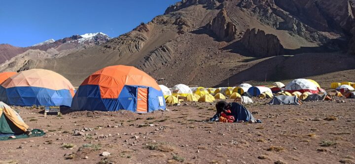 Luego de haber practicado senderismo y caminatas por los diversos paisajes fueguinos, Tania Sandoval de 35 años, empleada de la UTN en Río Grande, se animó a experimentar una escalada de alta montaña y logró hacer cumbre en los 6.962 msnm (Metros sobre el nivel del mar) el 24 de enero. “Fue una experiencia increíble” señaló. Ya había tenido una experiencia cuando se enfrentó al Lanín, que es un estratovolcán considerado activo.