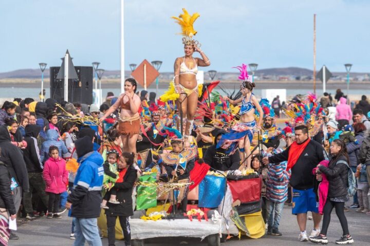 El Parque de los 100 Años fue el escenario de esta fiesta popular, donde cientos de vecinos y vecinas de la ciudad se dieron cita para disfrutar de un domingo a pura alegría y diversión.