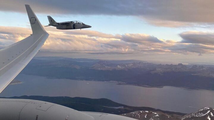 El avión de la comitiva nacional fue escoltados por aviones Pampa de la Fuerza Área Argentina.